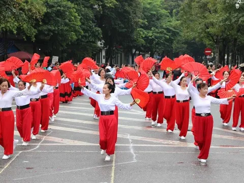 Ấn tượng chương trình đồng diễn của người cao tuổi Hà Nội đồng hành cùng Vinamilk