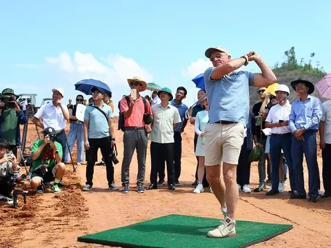 Cú swing đầu tiên của huyền thoại Greg Norman tại sân golf Văn Lang Empire