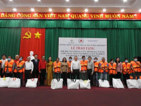 Bến Tre: Doanh nghiệp trao tặng 500 bộ áo phao cứu sinh cho bà con, ngư dân có hoàn cảnh khó khăn.