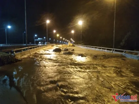 Lũ quét tràn từ núi xuống, tạm dừng lưu thông qua hầm Hải Vân