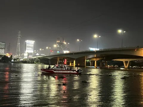 Tìm kiếm người đàn ông rơi xuống sống Sài Gòn rồi mất tích