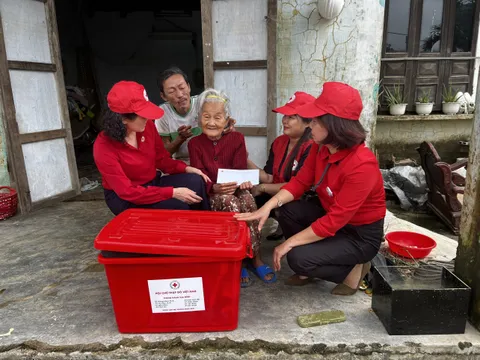 Chủ tịch Hội Chữ thập đỏ Việt Nam thăm các gia đình thiệt hại do mưa lũ tại Đà Nẵng