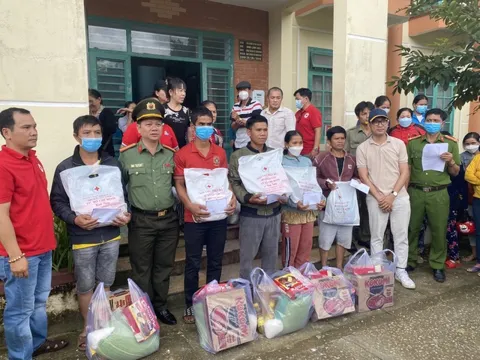 Trao 100 suất quà hỗ trợ người nghèo miền núi Nam Giang