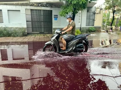 Sau cơn mưa, 2 con đường ở TP HCM xuất hiện nước màu đỏ sẫm