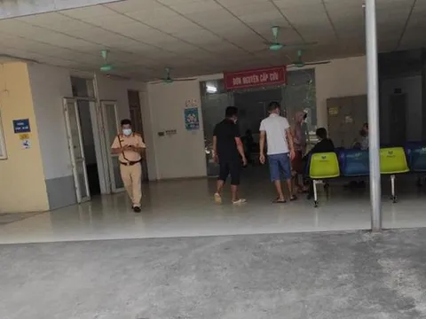 CSGT Hà Nội kịp thời đưa nam thanh niên bị tai nạn đi cấp cứu