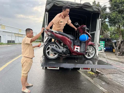 Hàng trăm người được CSGT chở qua đoạn đường ngập