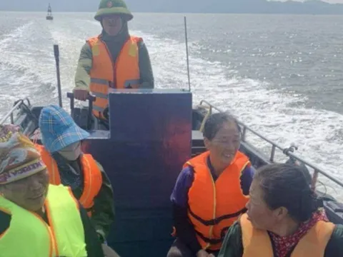 Quảng Ninh: Kịp thời cứu sống 23 ngư dân bị lật bè gỗ trên biển