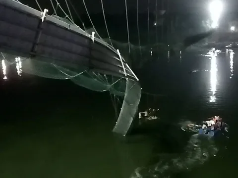 Sập cầu treo ở Ấn Độ làm ít nhất 60 người tử vong, 500 người rơi xuống sông