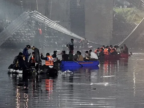 Vụ sập cầu treo tại Ấn Độ: Con số thương vong đã lên tới 141 người