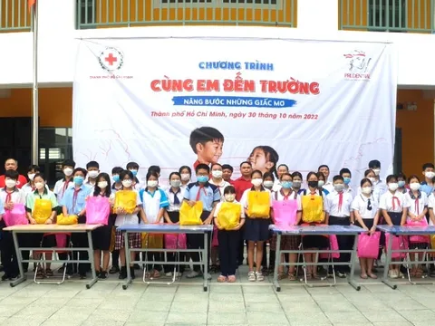 Chương trình “Cùng em đến trường” trao tặng 60 góc học tập cho học sinh khó khăn