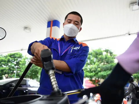 Giá xăng tăng lần thứ ba liên tiếp