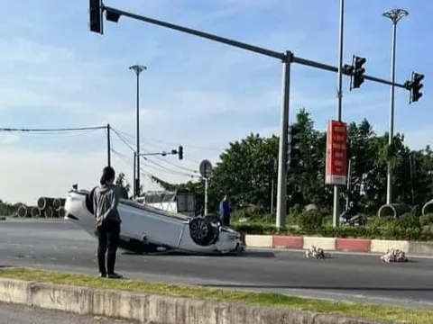 Hải Phòng: Xe hoa đâm vào giải phân cách, nằm lật ngửa trên đường