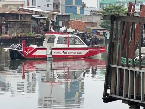 TP.HCM: Cảnh sát lặn tìm người phụ nữ mất tích dưới kênh Đôi