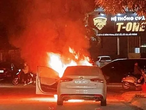 Hải Phòng: Ô tô đang lưu thông trên đường, bỗng nhiên bốc cháy