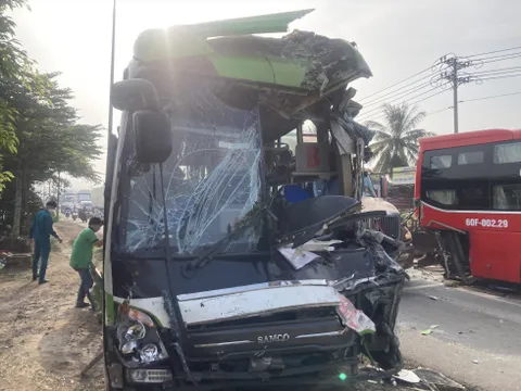 Hai xe khách tông nhau trên quốc lộ 1A, hành khách la hét hoảng loạn