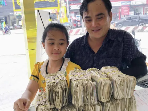 Bé gái ở Long An đập heo, mang 7 kg tiền lẻ đi mua vàng tặng bố