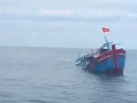 Quảng Ngãi: Tàu cá bị sóng đánh chìm, 2 ngư dân mất tích