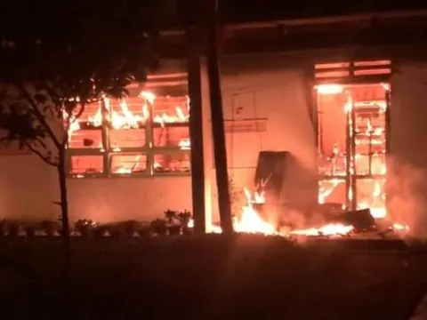 Cháy trường học ở Quảng Nam: Phòng học, phòng y tế, thư viện bị lửa thiêu rụi