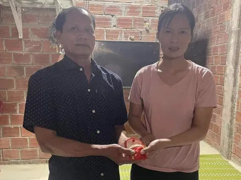 Nữ công nhân nhặt được 7,5 chỉ vàng cưới, không do dự trả lại ngay cho người đánh rơi