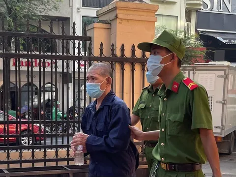 Cụ ông 70 tuổi đốt nhà của 3 con bị phạt 20 năm tù, phiên toà diễn ra trong nước mắt