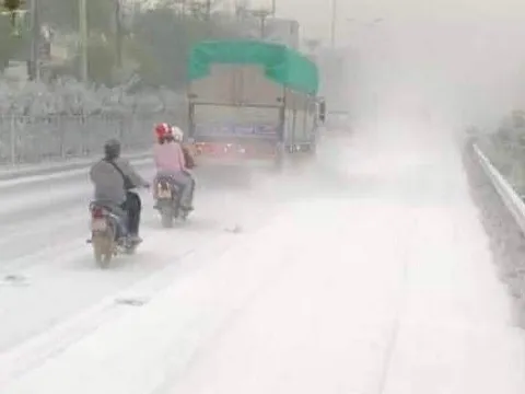 Bột đá phủ trắng đoạn quốc lộ ở Hà Nội