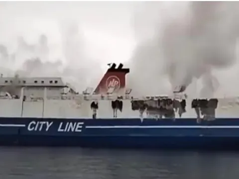 Indonesia: Phà chở 271 người bốc cháy ngoài khơi Bali