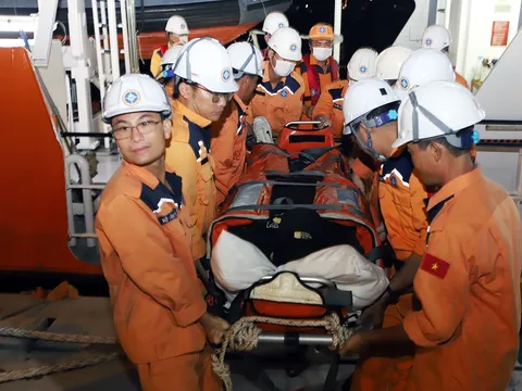 Cứu 2 thuyền viên người nước ngoài bị nạn trên biển