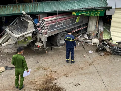 Hà Nội: Xe bơm bê tông bất ngờ lao thẳng vào nhà dân
