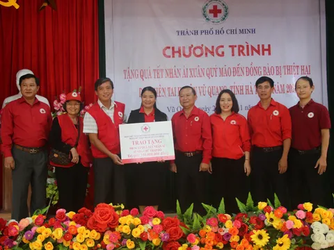 Hà Tĩnh: Trao tặng 500 suất quà trị giá 350 triệu đồng cho bà con bị ảnh hưởng bởi lũ lụt