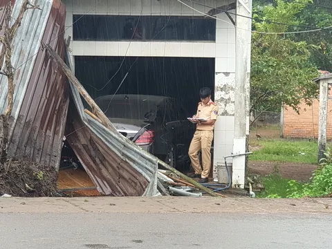 Bình Phước: Nữ tài xế bất ngờ lao xe Mercedes S450 vào nhà dân