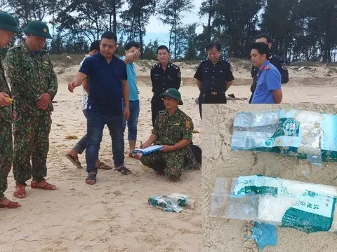 Liên tục phát hiện túi ghi chữ nước ngoài nghi chứa ma tuý trôi vào vùng biển Quảng Trị