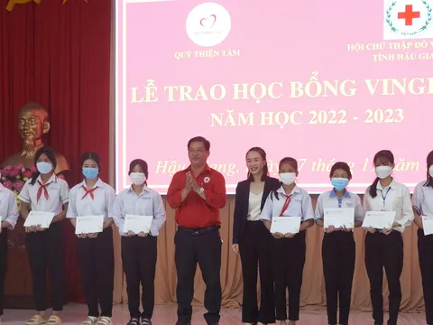 Hậu giang: Trao tặng 143 suất học bổng cho học sinh khó khăn