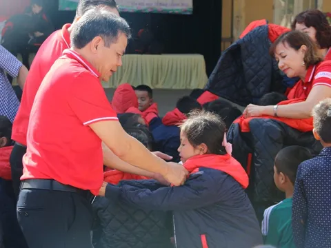 Hội Chữ thập đỏ thành phố Hải Phòng trao tặng 2.509 áo ấm cho học sinh vùng cao 3 tỉnh Tây Bắc