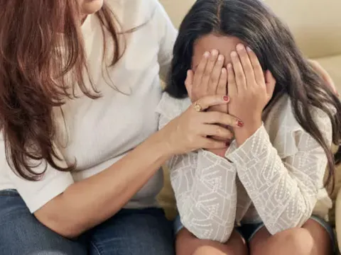 "Rối loạn phân ly" là gì khiến 18 học sinh ở Cao Bằng ngất, co cứng chân tay?