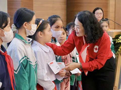 TP. Hà Nội: Trao quà hỗ trợ trẻ mồ côi bị ảnh hưởng bởi dịch COVID-19