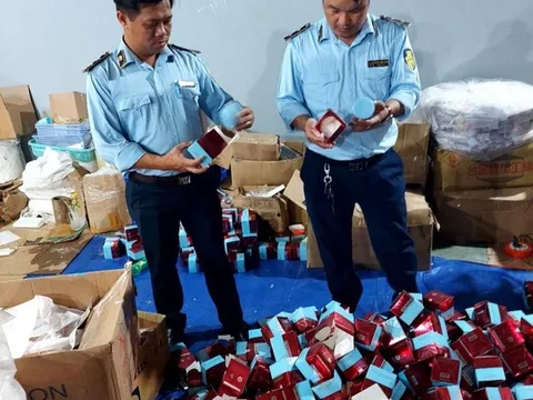 TP HCM: Phát hiện cơ sở sản xuất dầu gội của nhiều hãng nổi tiếng bằng xô chậu