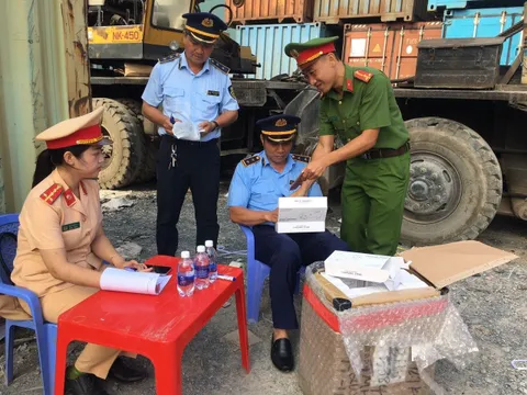 Khám xét 2 container hàng hoá nghi nhập lậu giá trị hàng nghìn tỷ đồng