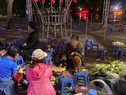 Hà Nội: Xác minh thông tin nhóm bạn trẻ 'ăn 4 củ khoai mất 320.000 đồng' bên hồ Gươm