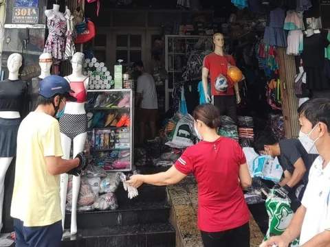 TP HCM: Thấy cháy dữ dội cửa hàng quần áo, thượng uý cảnh sát dũng cảm lao vào dập lửa