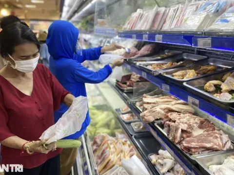 Cảnh giác bánh kẹo, thức ăn quá đát bị "phù phép" tuồn vào TPHCM dịp Tết