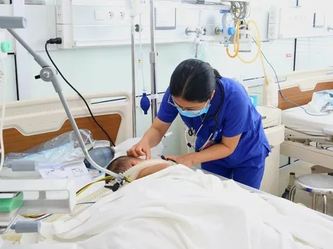 Bé 2 tuổi viêm não, liệt mềm toàn thân do biến chứng sau nhiễm Adenovirus