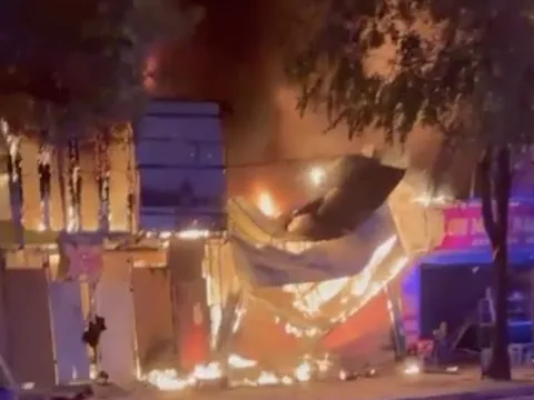 Hà Nội: Cháy dãy hàng quán ở quận Hà Đông, 1 ngôi nhà sụp hoàn toàn