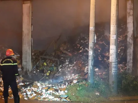 Bình Định: Kho chứa hàng tết rộng 600m2 bị thiêu rụi, thiệt hại lên tới 10 tỷ đồng