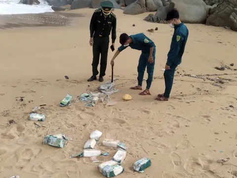 Quảng Ngãi: Tiếp tục phát hiện 20kg nghi ma túy trôi dạt vào bờ biển