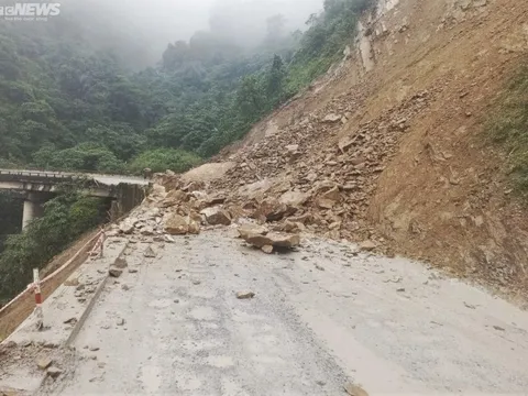 Hà Tĩnh: Sạt lở quốc lộ 8 lên cửa khẩu Cầu Treo