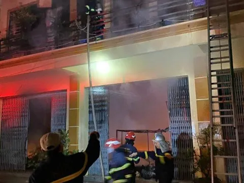 Hà Nội: Cứu 7 người mắc kẹt trong đám cháy, 1 người tử vong