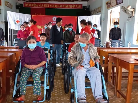 Hội Chữ thập đỏ tỉnh Bình Định trao tặng xe lăn cho người khuyết tật