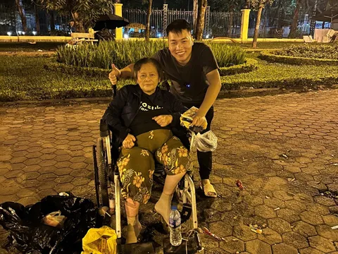 9x chạy xe khắp phố Hà Nội để cắt tóc miễn phí cho người nghèo