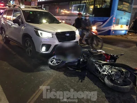 Hà Nội: Ô tô tông gần 10 xe máy dừng đón học sinh trên phố Bạch Mai