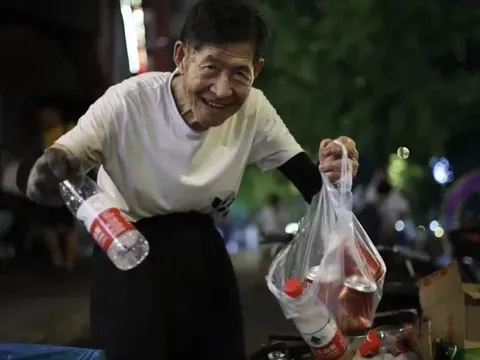 Cụ ông 91 tuổi suốt 4.000 đêm không ngủ đi nhặt ve chai giúp học sinh nghèo